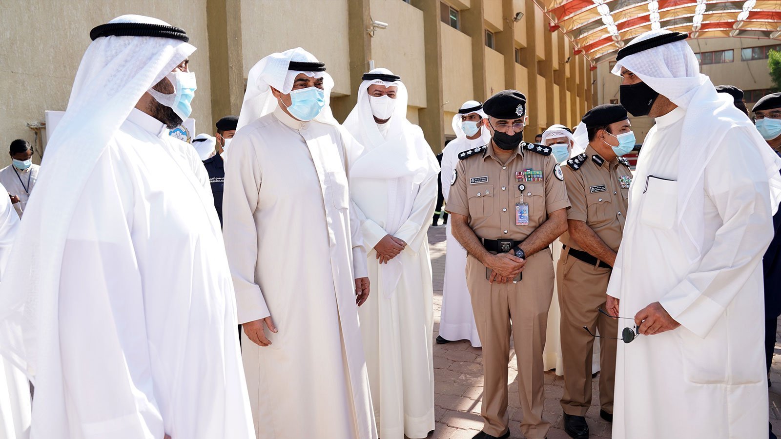 رئيس الوزراء الشيخ صباح الخالد خلال جولته في مركز التسجيل للانتخابات