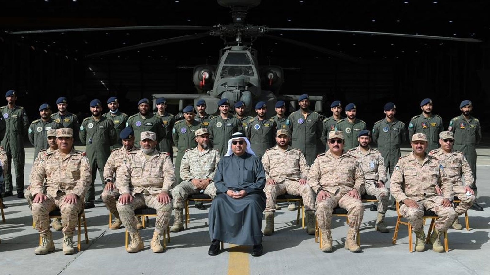 حمد جابر العلي متوسطا القوة الجوية الكويتية