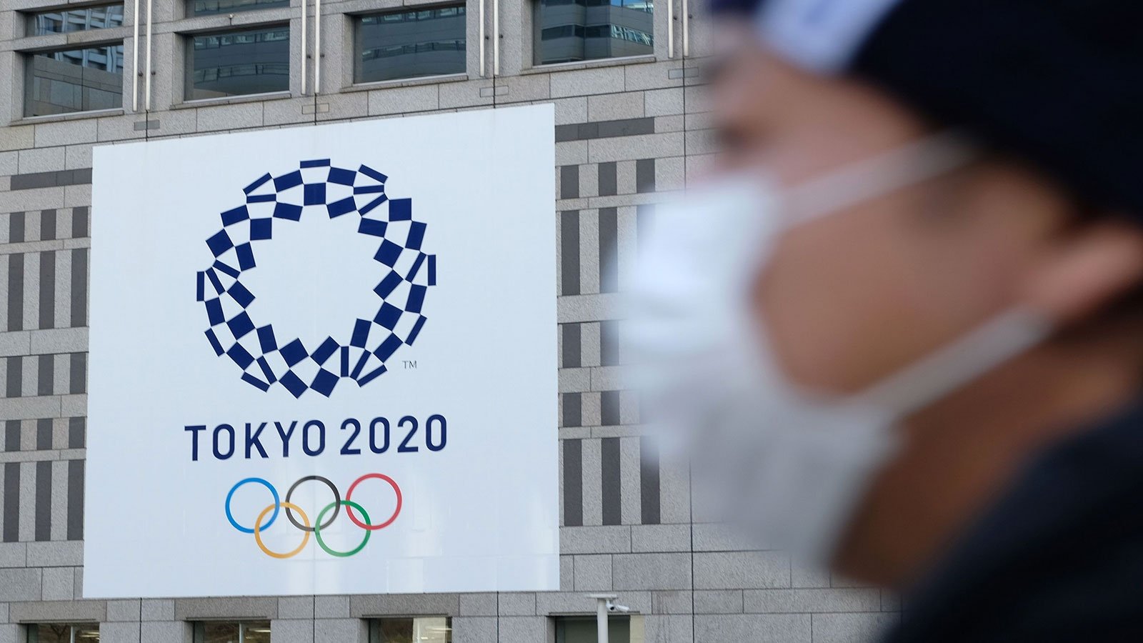 شعار أولمبياد طوكيو في أحدى شوارع العاصمة